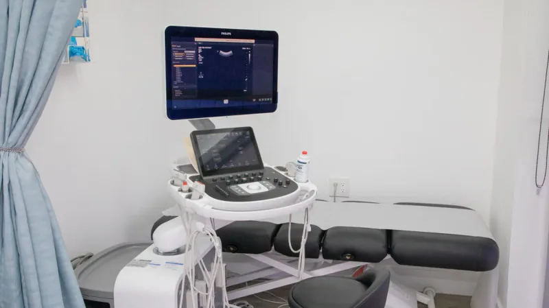 Ultrasound equipment and examination bed in Entrust’s diagnostic room